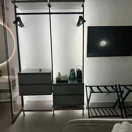 Cicerone's Luxury Rom